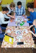 В Дневном центре прошел мастер класс по изготовлению открытки ко Дню семьи В Дневном центре прошел мастер класс по изготовлению открытки ко Дню семьи